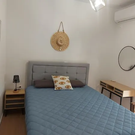 Athinais Каристос