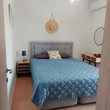 Athinais Каристос